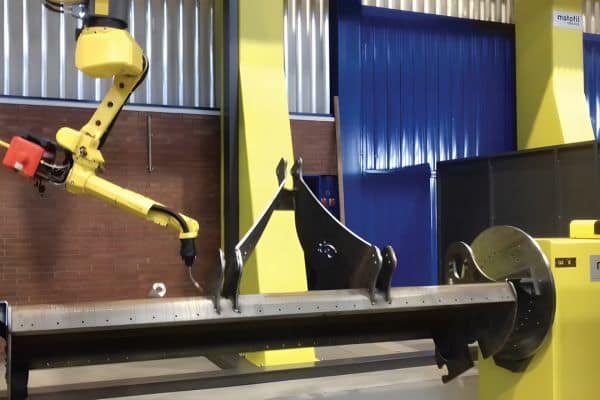 Robotické svařování konzolí na solární panely, Artweld robotics